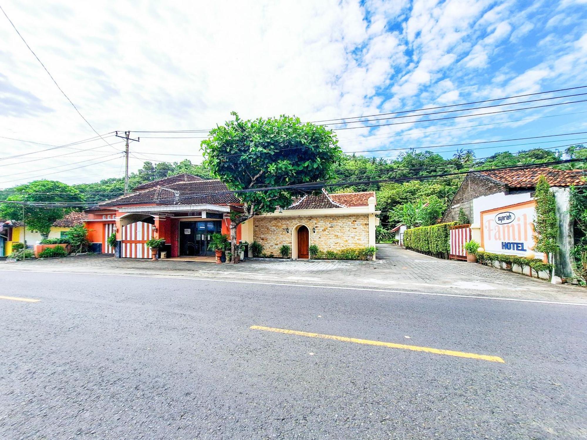 Hotel Family Syariah 1 Parangtritis Bagian luar foto
